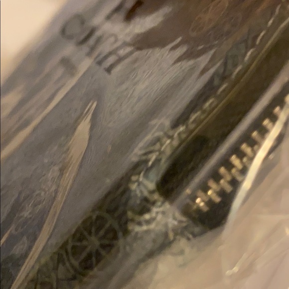 COACH LARGE WRISTLET NEW IN PACKAGING - Picture 10 of 16